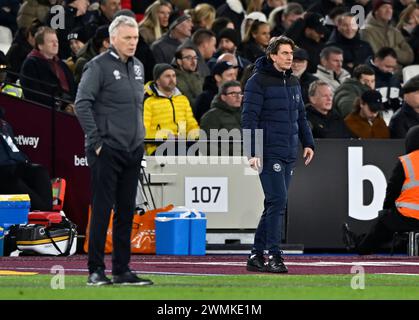 London, Großbritannien. Februar 2024. Thomas Frank (Brentford Manager, rechts) und David Moyes (West Ham Manager) während des Spiels West Ham gegen Brentford Premier League im London Stadium Stratford. Dieses Bild ist NUR für REDAKTIONELLE ZWECKE bestimmt. Für jede andere Verwendung ist eine Lizenz von Football DataCo erforderlich. Quelle: MARTIN DALTON/Alamy Live News Stockfoto