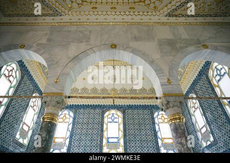 Kunstvolle Innenarchitektur im Topkapi-Palast, Istanbul, Türkei Stockfoto