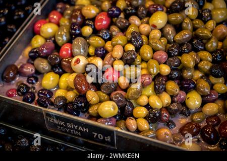 Oliven zum Verkauf auf dem Kadikoy Products Market in Kadikoy, Istanbul, Türkei Stockfoto
