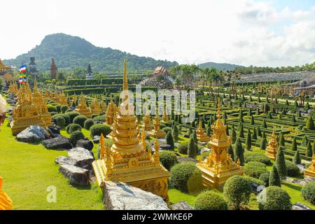 Chonburi, Thailand-18. Oktober 2020: Nongnooch Garden, die Weltklasse der eleganten tropischen botanischen Gartensammlung internationaler Pflanzen im Jahr 50 n Stockfoto