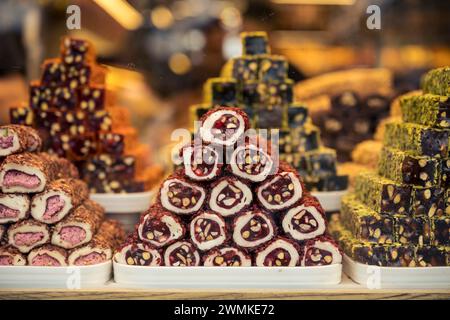 Türkische Köstlichkeiten auf dem Gewürzbasar in Istanbul; Istanbul, Türkei Stockfoto