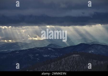 Sonnenlicht strömt durch Sturmwolken über die Blue Ridge Mountains; North Carolina, Vereinigte Staaten von Amerika Stockfoto