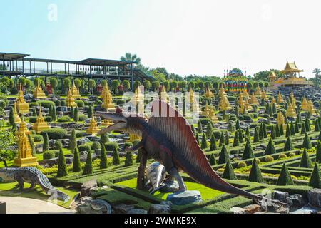 Thailand, Pattaya - November 2020. Dinosaur Valley im tropischen Botanischen Garten Nong Nooch Stockfoto