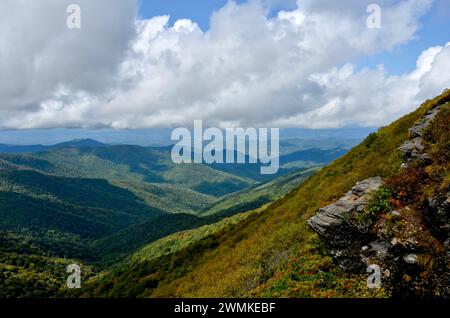 Wolken werfen Schatten über die Blue Ridge Mountains, wie man sie vom zerklüfteten Pinnacle aus in der Nähe von Asheville, North Carolina, USA, sieht Stockfoto