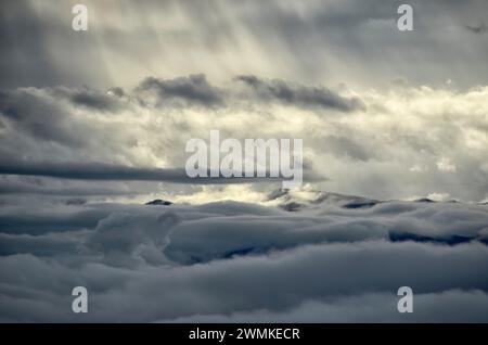 Sonnenlicht scheint durch Wolken auf einem Wolkenmeer unter ihnen; Fairview, North Carolina, Vereinigte Staaten von Amerika Stockfoto