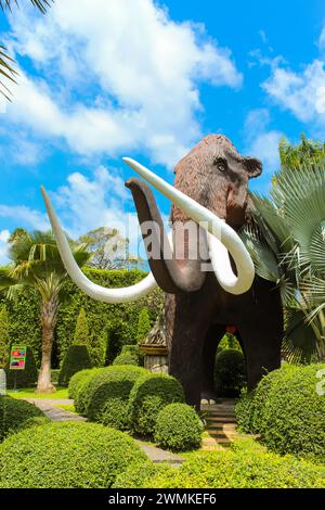 CHONBURI, THAILAND - APRIL 15,2022 : Mammut-Skulptur im besten Garten der Welt im Nongnooch Garden. Dieser Ort ist berühmt für seinen Ort Stockfoto