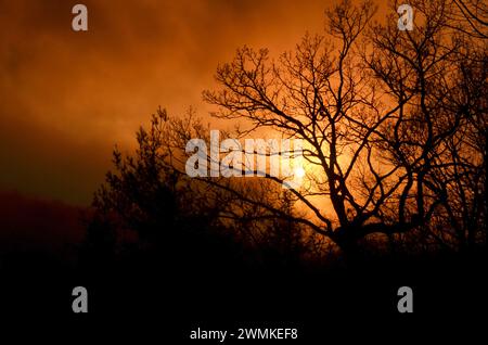 Sonnenuntergang durch starke Wolkendecke, keine Filter verwendet Stockfoto