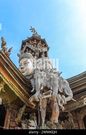 Nahaufnahme auf dem Dach des Heiligtums der Wahrheit, Pattaya, Thailand. Holztempel, breit auf Khmer-Architektur, ausgestellt in einem ruhigen, zeitlosen setti Stockfoto