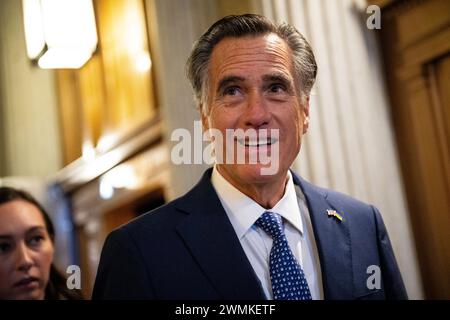 Washington, USA. Februar 2024. Senator Mitt Romney (R-UT) am Montag, 26. Februar, im US-Kapitol in Washington, DC, 2024. (Graeme Sloan/SIPA USA) Credit: SIPA USA/Alamy Live News Stockfoto