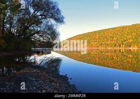 Atemberaubende Aussicht auf die herbstlichen Farben, die sich im Canadice Lake widerspiegeln; Finger Lakes, New York, Vereinigte Staaten von Amerika Stockfoto