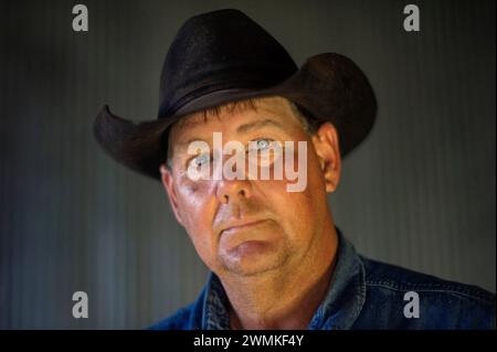 Porträt eines Ranchers mit Cowboyhut; Burwell, Nebraska, Vereinigte Staaten von Amerika Stockfoto