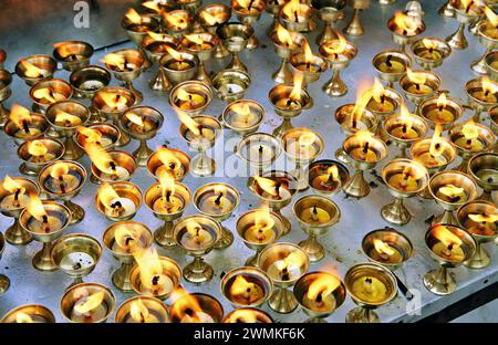 Gebetskerzen im Swayambhunath-Tempel in Kathmandu; Kathmandu, Nepal Stockfoto