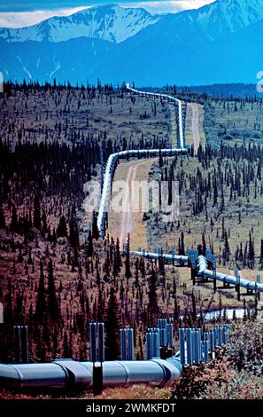 Ausblicke entlang des Dalton Highway zeigen das Trans-Alaska Pipeline System (TAPPS), ein Öltransportsystem, das Alaska umspannt und die Trans... Stockfoto