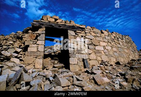 Die zerbröckelnden Mauern von Chanquillo datieren auf die archäologische Stätte 350 v. Chr. Das liegt direkt am Pan American Highway nördlich von Lima und südlich von CA... Stockfoto