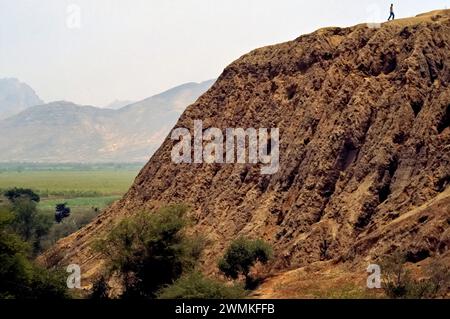 Touristische Spaziergänge auf einer abgenutzten Pyramide über einem Grab und archäologischen Stätten. Die Huaca Rajada aus Sipán, Peru, ist eine Moche-Pyramide in der Nähe von Chiclayo. Stockfoto