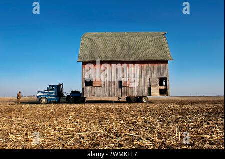 Barn being moved on a dirt road in the countryside in rural Nebraska, USA; Dunbar, Nebraska, United States of America Stockfoto