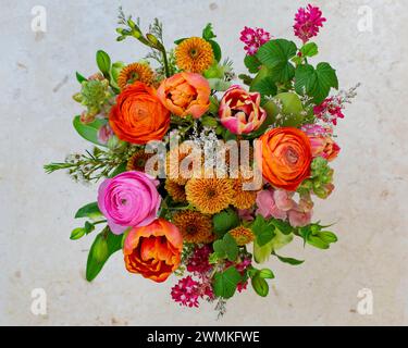 Farbenfrohe Blumenarrangements von oben; Studio-Aufnahme Stockfoto