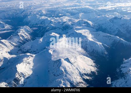 Atemberaubender Blick aus der Luft auf die schneebedeckten Berggipfel, Flug von Terrace nach Vancouver; British Columbia, Kanada Stockfoto