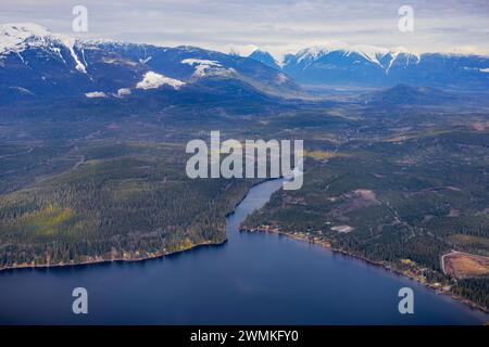 Panoramablick auf die Küste und die schneebedeckten Berge auf dem Flug vom YVR Vancouver nach Terrace, BC; Vancouver, British Columbia, Kanada Stockfoto