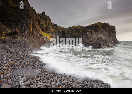 Lavasteilküsten entlang der Küste bei Hellnar, Snaefellsnes, West Island; Hellnar, Island Stockfoto