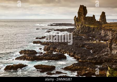 Felsen von Londranger im Snaefellsjokull-Nationalpark, Halbinsel Snaefellsnes, Westküste Islands; Island Stockfoto