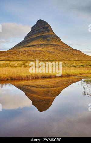 Der Kirkjufell-Berg und sein Spiegelbild im Wasser, in der Nähe von Grundarfjordur, Snaefellsnes, Island; Island Stockfoto