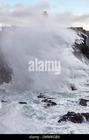 Surfen Sie auf den Klippen und dem roten Leuchtturm auf Skalasnagi, der Halbinsel Snaefellsnes, der Westküste Islands und Island Stockfoto