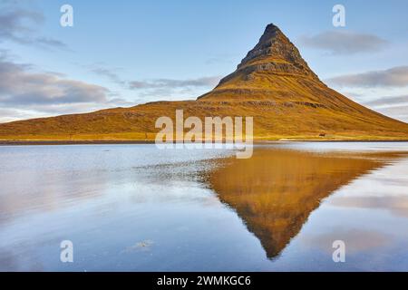 Der Kirkjufell-Berg und sein Spiegelbild im Wasser, in der Nähe von Grundarfjordur, Snaefellsnes, Island; Island Stockfoto