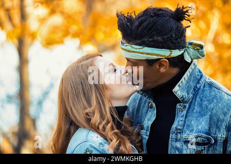 Nahaufnahme eines gemischten Ehepaares, das sich während eines Familienausflugs in einem Stadtpark küsst, um Zeit miteinander zu verbringen Stockfoto