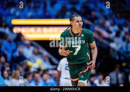 Chapel Hill, NC, USA. Februar 2024. Miami (FL) Hurricanes Guard Kyshawn George (7) feiert nach einem drei-Punkte-Korb im ACC Basketball Matchup im Dean Smith Center in Chapel Hill, NC. (Scott Kinser/CSM). Quelle: csm/Alamy Live News Stockfoto