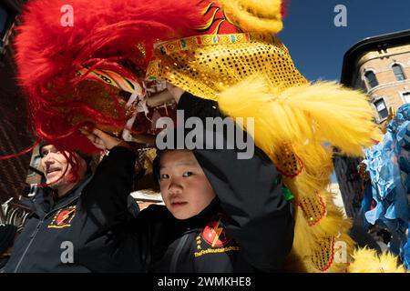 Manhattan, Usa. Februar 2024. Ein junges Mitglied der Fire Mountain School spielt ihren Löwentanz während der Lunar New Year Parade zum Jahr des Drachens am 26. Februar 2024 in Chinatown, New York City. (Foto: Derek French/SOPA Images/SIPA USA) Credit: SIPA USA/Alamy Live News Stockfoto