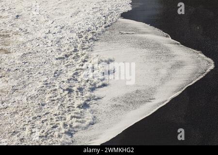 Surftexturen an einem schwarzen Sandstrand im Süden Islands auf Dyrholaey Island bei Vik; Dyrholaey Island, Island Stockfoto