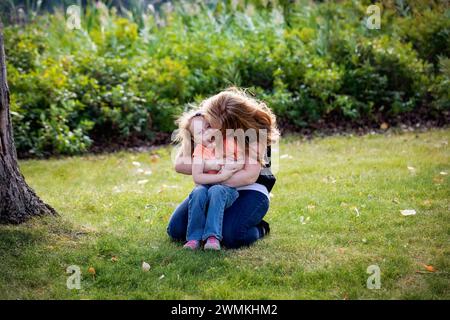 Mutter spielt mit ihrer Vorschultochter im Freien in einem Stadtpark an einem warmen Herbstnachmittag; Leduc, Alberta, Kanada Stockfoto