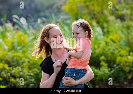 Mutter spielt mit ihrer Vorschultochter im Freien in einem Stadtpark an einem warmen Herbstnachmittag; Leduc, Alberta, Kanada Stockfoto
