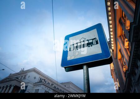 Bild eines Straßenbahnschilds in Riga, Lettland. Stockfoto