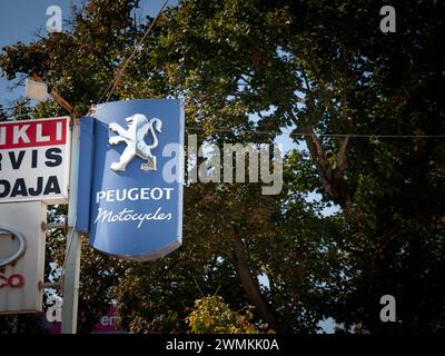 Abbildung eines Schildes mit dem Logo von Peugeot Motocycles an ihrem Haupthändler in Osijek, Kroatien. Peugeot Motocycles ist eine Division von Peugeot, Specia Stockfoto