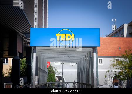 Bild eines Schildes mit dem Logo von Tedi in ihrem lokalen Geschäft in Kroatien. Tedi ist ein deutscher Non-Food-Einzelhändler mit 2.699 (Stand: Mai 2022) Niederlassungen in GE Stockfoto