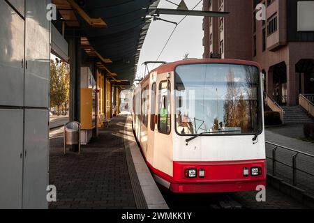 Bild des Bahnhofs Aplerbeck des U-Bahn-Systems Dortmund, Stadtbahn Dortmund, mit einer abfahrbereiten Straßenbahn. Dortmund Stadtbahn Stockfoto
