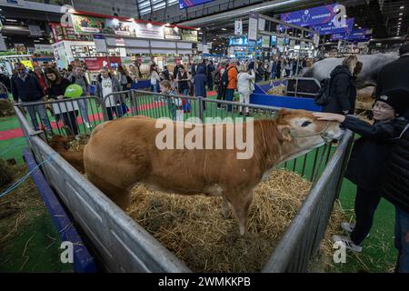 Paris, Frankreich. Februar 2024. Besucher besuchen die 60. Internationale Landwirtschaftsmesse in Paris, Frankreich, 26. Februar 2024. Die Messe dauert bis zum 3. März. Quelle: Aurelien Morissard/Xinhua/Alamy Live News Stockfoto