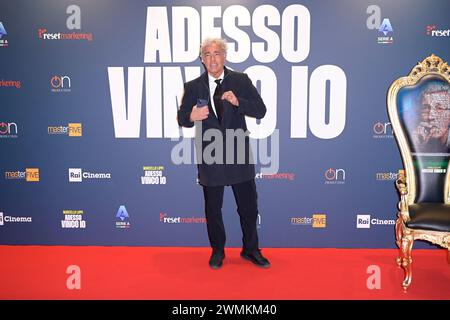 Rom, Italien. Februar 2024. Massimo Giletti besucht den roten Teppich des Doku-Films „Adesso vinco io“ im Space Cinema Moderno. Quelle: SOPA Images Limited/Alamy Live News Stockfoto