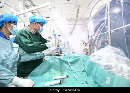 (240227) -- NANJING, 27. Februar 2024 (Xinhua) -- Zhang Junjie (R) und sein Kollege führen am 20. Februar 2024 eine Operation an einem Patienten im Nanjing First Hospital in Nanjing, ostchinesischer Provinz Jiangsu durch. Zhang Junjie, Abgeordneter des 14. Nationalen Volkskongresses (NPC), ist Kardiologe und Vizepräsident des Nanjing First Hospital. Er widmet sich der interventionellen Diagnose und Behandlung von koronarer Herzkrankheit, Herzklappenerkrankung und hypertropher obstruktiver Kardiomyopathie, studiert sorgfältig fortschrittliche medizinische Technologie und behandelt Patienten mit exquisiten medizinischen Fähigkeiten. Stockfoto