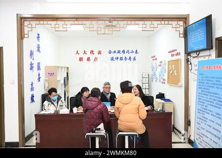 (240227) -- NANJING, 27. Februar 2024 (Xinhua) -- Zhang Junjie (4. L) kommuniziert mit den Bewohnern einer lokalen Verbindungsstation des Gesetzgebers im Bezirk Qinhuai in Nanjing, ostchinesischer Provinz Jiangsu, 22. Februar 2024. Zhang Junjie, Abgeordneter des 14. Nationalen Volkskongresses (NPC), ist Kardiologe und Vizepräsident des Nanjing First Hospital. Er widmet sich der interventionellen Diagnose und Behandlung von koronarer Herzkrankheit, Herzklappenerkrankung und hypertropher obstruktiver Kardiomyopathie, studiert sorgfältig fortschrittliche medizinische Technologie und behandelt Patienten mit exquisiten medizinischen Behandlungen Stockfoto