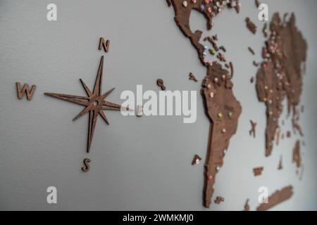Kompass mit Weltkarte im Hintergrund, Flaggennadeln, Weltreiseplanung Stockfoto
