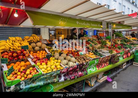 Paris, Frankreich - 14. Mai 2023: Viele touristische Spaziergänge und Shopping auf dem Aligre-Markt in Paris Stockfoto