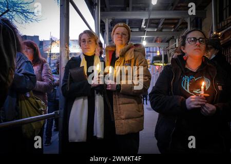 New York City, NY, USA. Februar 2024. New Yorker halten am 26. Februar 2024 Mahnwache für die nicht-binäre Studentin NEX Benedict im Stonewall Inn ab. Credit: Katie Godowski/Media Punch/Alamy Live News Stockfoto