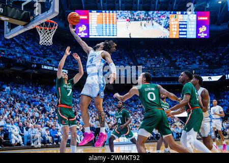 Chapel Hill, NC, USA. Februar 2024. North Carolina Tar Heels Guard RJ Davis (4) schießt gegen die Miami (FL) Hurricanes im ACC Basketball Matchup im Dean Smith Center in Chapel Hill, NC. (Scott Kinser/CSM). Quelle: csm/Alamy Live News Stockfoto