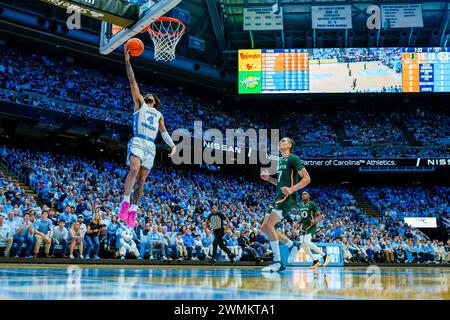 Chapel Hill, NC, USA. Februar 2024. North Carolina Tar Heels schützen RJ Davis (4) mit einem Breakaway-Layup gegen die Miami (FL) Hurricanes im ACC Basketball Matchup im Dean Smith Center in Chapel Hill, NC. (Scott Kinser/CSM). Quelle: csm/Alamy Live News Stockfoto