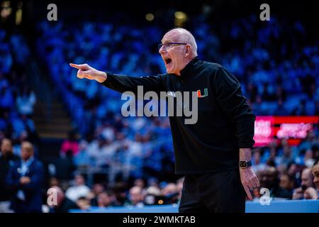 Chapel Hill, NC, USA. Februar 2024. Miami (FL) Hurricanes Head Coach Jim Larranaga ruft die Verteidigung gegen die North Carolina Tar Heels im ACC Basketball Matchup im Dean Smith Center in Chapel Hill, NC, auf. (Scott Kinser/CSM). Quelle: csm/Alamy Live News Stockfoto