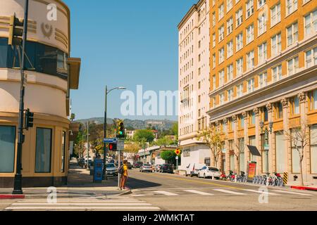 Los Angeles, Kalifornien, USA - 26. April 2023. Die Kreuzung von Hollywood Boulevard und Vine Street an einem sonnigen Tag, West Hollywood, Kalifornien Stockfoto