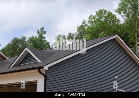 Detailansicht der überlappenden Dachasphaltschindeln auf dem neu erbauten Haus Stockfoto